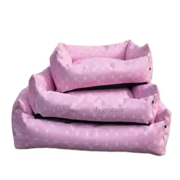 Designerskie łóżka dla psów skórzane pies hodowla z klasycznym wzorem literowym Łatwa do czyszczenia prostokąta chłodna miękka wyściółka z nonko -dolnym łóżkiem dla zwierząt dla małych średnich psów L Pink M15