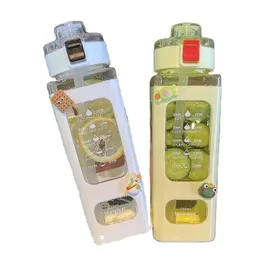 Tragbare Anti-Drop-Wasserflaschen für Outdoor-Sportarten mit Times Iraq Movement Square Plastic Water Cup 700ml