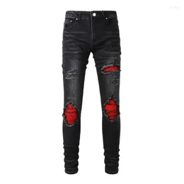 Herren Jeans 2023 Ankunft Herren im Alter von Schwarz Streetwear Distressed Skinny Stretch Destroyed Holes Red Bandana Ribs Patches Ripped