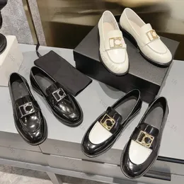 Buty designerskie Kobieta Platforma mokasynów Moccasins Calfskin Skóra sukienka buta metalowe mokasyna klamra luksusowy czarny slajd