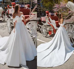 Elegante weiße Satin A-Linie Brautkleider sexy weg von der Schulter langen Hofzug Boho Garden Country Brautkleider plus Größe rückenfreies Empfangskleid für die Braut CL2203