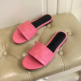 Rosa tofflor Nyhet platta damskor mode gyllene spänne Sandaler Kohud av stenkorn Satin Damsko Designer komfort kvinnor Casual toffel 35-42 med box