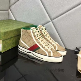 Homens de alta qualidade Rhyton Designer tênis Sapatos casuais Mulheres Couro Padrão de couro Sole Red Green Green Sneaker