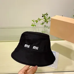 Modehattar designers kvinnor bomullslogotyp mi hink hatt svart vit hög kvalitet kvinnor strand semester casual resort solskydd cap 1 1 ingen låda