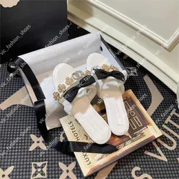 2023 7A Toppkvalitet tjock botten Designer Slipper Womans Fashion High Heel Pantoufle Sliders Ladys Summer Indoor Slippers Outdoor Non-Slip Flat Beach Shoes Sandals