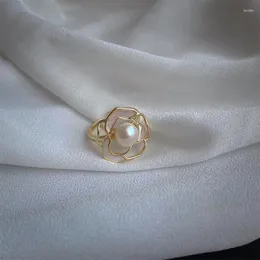 Cluster-Ringe, französisches Temperament, Perle, Kamelie, Ring, Damenmode, elegant, Tropföl, durchbrochene Blume, offener Zeigefinger