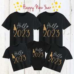 家族を一致させる衣装面白いハロー2023母父と娘の息子tシャツのベビーロンパールックイヤーの服230424