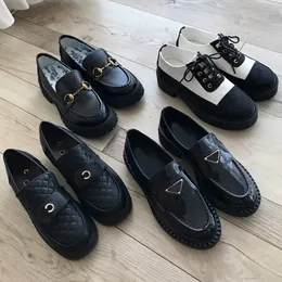 Kvinna loafers metall fästelement loafers klädskor Italien lat tryck bokstäver casual skor bin platt skor slipon kalvskor luggar sula designer skor sneakers
