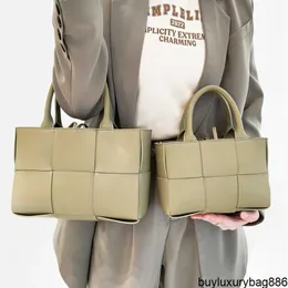 レディースデザイナーバッグBottegvveneta Totes Bags Leather Woven Handbags 2023 New Original Niche Toteバッグ