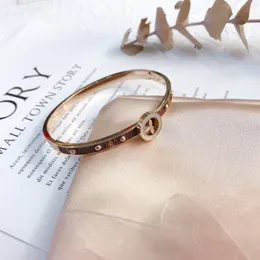 Klassisk designklöver Monogram Bangle Designer Märke Luxury Jewel Christmas Gifts Wedding Leather Bangle Women Fashion Style Love Smycken Armband