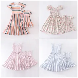 Familjmatchande kläder Girlymax Summer Baby Girls Mommy Me Boutique Children Clothes Stripe Floral Smocked Milk Silk Dress Kidswear 230424