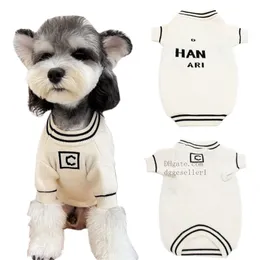 Designer hundkläder märken hundkläder hundar tröjor med klassiska bokstäver mönster pojkar flickor varm mjuk och hög stretch husdjur rockar jacka för höst vinter vit l a481