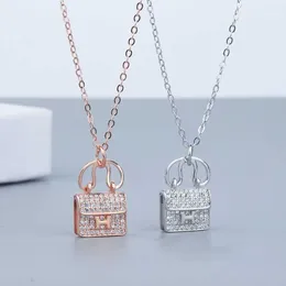 Colares pendentes 2022 New Kangkang Bag, colar, luxo leve para mulheres, design pequeno e popular, clavícula, presente de joalheria para namorada