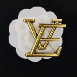 Marka mody projektant projektant broszek litery szpilki lapowe kryształowy dhinestone miłosne serce pin imprezowy metalowe akcesoria biżuterii