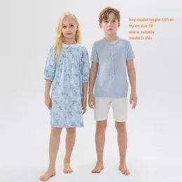 Familjsmatchande kläder Summer Fabric Boy Stick i lager 2023 Bomull Floral Girls Dress Teen Baby Romper Kids Loose Clothing Set 7300 230424
