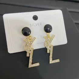 2023 Diamond Earrings Charm Designer for Women Love Letter Earrings 디자이너 선물 보석 가족 스터드 귀걸이 18k 금 도금 고급 보석 도매