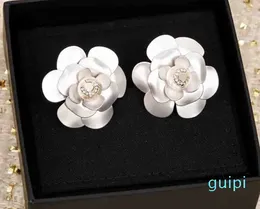 Ciondolo di qualità di lusso Grande orecchino a bottone a fiore di colore bianco e diamante placcato in oro 18 carati con timbro