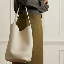 Высококачественная дорожная сумка-тоут The Row's с верхним слоем из воловьей кожи для женщин на одно плечо, портативная сумка-ведро 231124