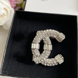 Broşlar lüks marka tasarımcı mektupları broş c çift mektup broşlar kristal emzirme leency brosche rhinestone takım elbise pin takı aksesuar