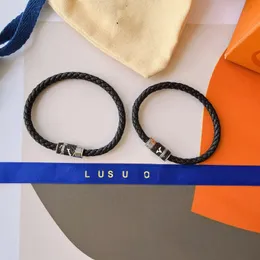 Schwarze Luxus-Lederarmbänder, Weihnachts-Designer-Lederarmband, klassisches Design, Geburtstag, Liebesgeschenke, Armband, hochwertiger Hochzeitsschmuck im Großhandel