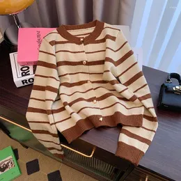 Kobiety dla kobiet 2023 Autumn/Winter Maillard Stripe Zzw Cardigan Prosty i wszechstronny Swetaer Koreańska moda Underklay Top