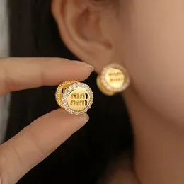 Hoop Huggie Hoop Huggie MIU Buchstabe vergoldete Ohrringe femininer Stil stilvolle Persönlichkeit 2023 neue Mode kleine Knopfohrringe und Ohrringe