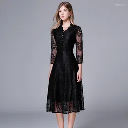 Sukienki swobodne 2023 Autumn seksowna czarna sukienka V-dhand Mid-Calf Plus Size Empire Hollow Out Regualr Lace Women 14184