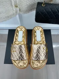 2023 berömda varumärkesstrand tofflor Klassisk platt häl Summer Designer Fashion Flops Leather Lady Slides Women Shoes 35-41