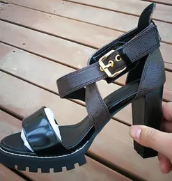 Summer Women Leather Sandals Star Trail Heeled Designer Lady Ankle Strap Studs Buckle Letter Tryckt Chunky Heel Treaded Gummi Outrole Sanda