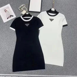 디자이너 삼각형 표준 2023 새로운 레트로 캐주얼 드레스 패션 클래식 블랙 화이트 색상 대비 단순 슬림 반팔 드레스
