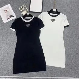 Tasarımcı Üçgen Standard 2023 Yeni Retro Good Dress Moda Klasik Black Beyaz Renk Kontrast Basit İnce Kısa Kollu Elbise