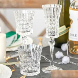 Vinglas med präglad kristallglaskopp champagne bägge dricksvatten nordisk lyx copas de vino kök matsal eb5bl drop deli dhshb