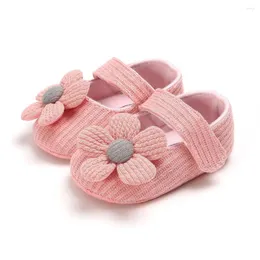 First Walkers Wollschuhe mit kleinen Blumen, 0-1 Jahre altes Baby, das mit weichen Sohlen läuft, um das Herunterfallen der Mädchenprinzessin zu verhindern