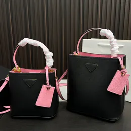 Borse a tracolla da donna italiane di lusso Designer famoso marchio Triangolo della moda Borsa in vera pelle Classica nuova borsa a tracolla da donna con pannello bicolore Borse a secchiello di alta qualità