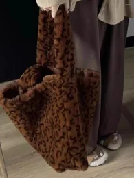 Kvällspåsar kvinnors faux päls leopard tryck designer handväska mjuk plysch handväskor och handväska tygväska damer kvinnlig koppling