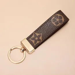 Högkvalitativ nyckelringar Klassisk lyxdesignerbil Keyring Zinc Alloy Letter Handgjorda läderdesign Key Chain Men Women Bag Pendant Accessories
