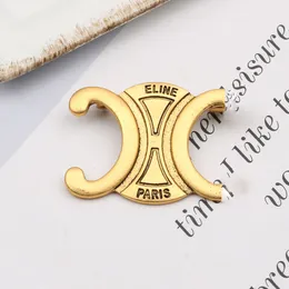 Lüks Tasarımcı Pimleri Broşlar İnci Kristal Rhinestone 18K Altın Kaplama Ünlü Kadınlar Marka Mektubu Broş Pimleri Kazak Takım Giyim Takım Aksesuarları