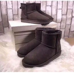 2022 Classic Design U5854 Kvinnor Korta snöstövlar Håll varma startfårskinn Cowskin äkta läderplysch med dammskort Black Grey High Quality Shoes