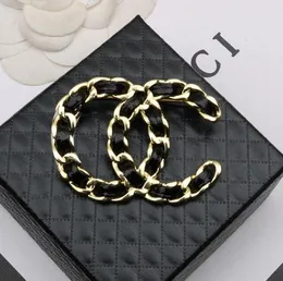 12Style Högkvalitativt märke 18K Guldpläterad broscher Fashion Mens Womens Designer Double Letter Brooche Luxury Geometric Leather Cord Sticking tröja gåva