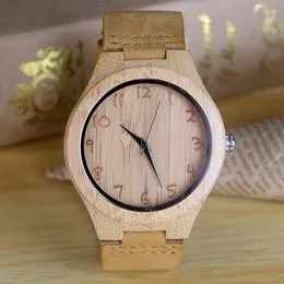 腕時計控えめで攻撃するメンズクォーツ木製時計アラビア数字木製穀物メンレザーバンドリストウォッチ