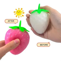 大人の子供向けの軽い敏感な色を変えるイチゴのスクイーズおもちゃアンチストレススクイーズボール減圧おもちゃ