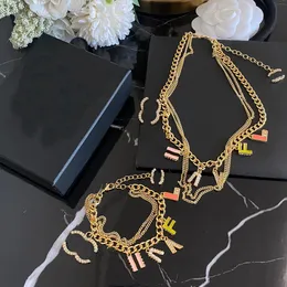 Smyckesset Designer Halsband Armband designer för kvinnor Stämpelarmband Märke Tjej Logotyp Halsband Gåva Romantisk Kärlek Pärlorhängen Tillbehör