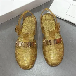 Designers feminino sandália chinelos de borracha de borracha lamentações praia sapatos casuais planos homens metal alfabeto coloras de doces ao ar livre sapatos romanos