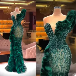 2023 Koyu Yeşil Gece Elbiseler Lüks Boncuklu Denizkızı Bir Omuz Tül Yan Yarık Ruffles Özel Yapılı Kat Uzunluğu Resmi Durum Arapça Balo Elbise Vestidos