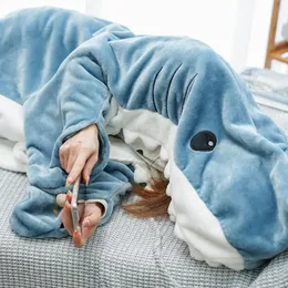 Одеяла Пеленальные S - 3XL Спальный мешок с мультяшной акулой и дырочками для рук Пижамы Офисный сон Носимые свободные пижамы-комбинезоны для детей Одеяло для взрослых 231124