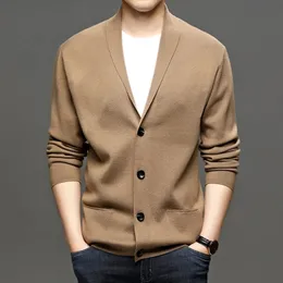 Maglioni da uomo Cardigan coreano Maglione lavorato a maglia Top Abbigliamento maschile Nero a maniche lunghe con scollo a V Wweater Giacca oversize Cappotto S3XL 231124