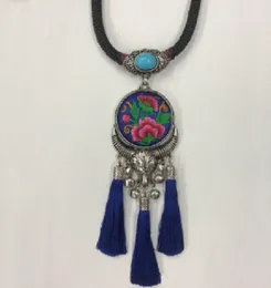 Hänge halsband losodo hängen retro etnisk stil miao klassisk broderi keramiska pärlor tofsar läder rep klockor hängen.