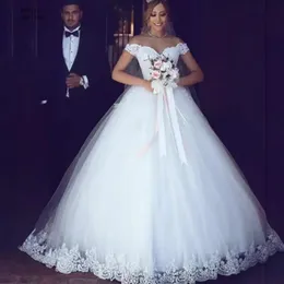 Palla di decalcomania in pizzo bianco spalla a una spalla sposa a metà panoramica nobile ed elegante abito da sposa sexy da festa sexy