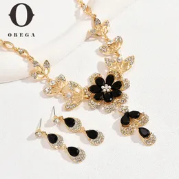 Collane con perline Obega Elegante forma di fiore Collana con zirconi neri Orecchini Set di gioielli Moda Placcatura in oro Accessori per banchetti per le donne Regalo 231124
