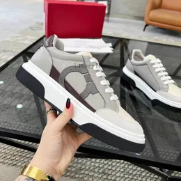 Sneaker o niskim kroju Gancini Zarys Sneaker skórzane buty dla mężczyzn Koronują męska deskorolka na zewnątrz luksusowy design obuwie EU 38-46 05